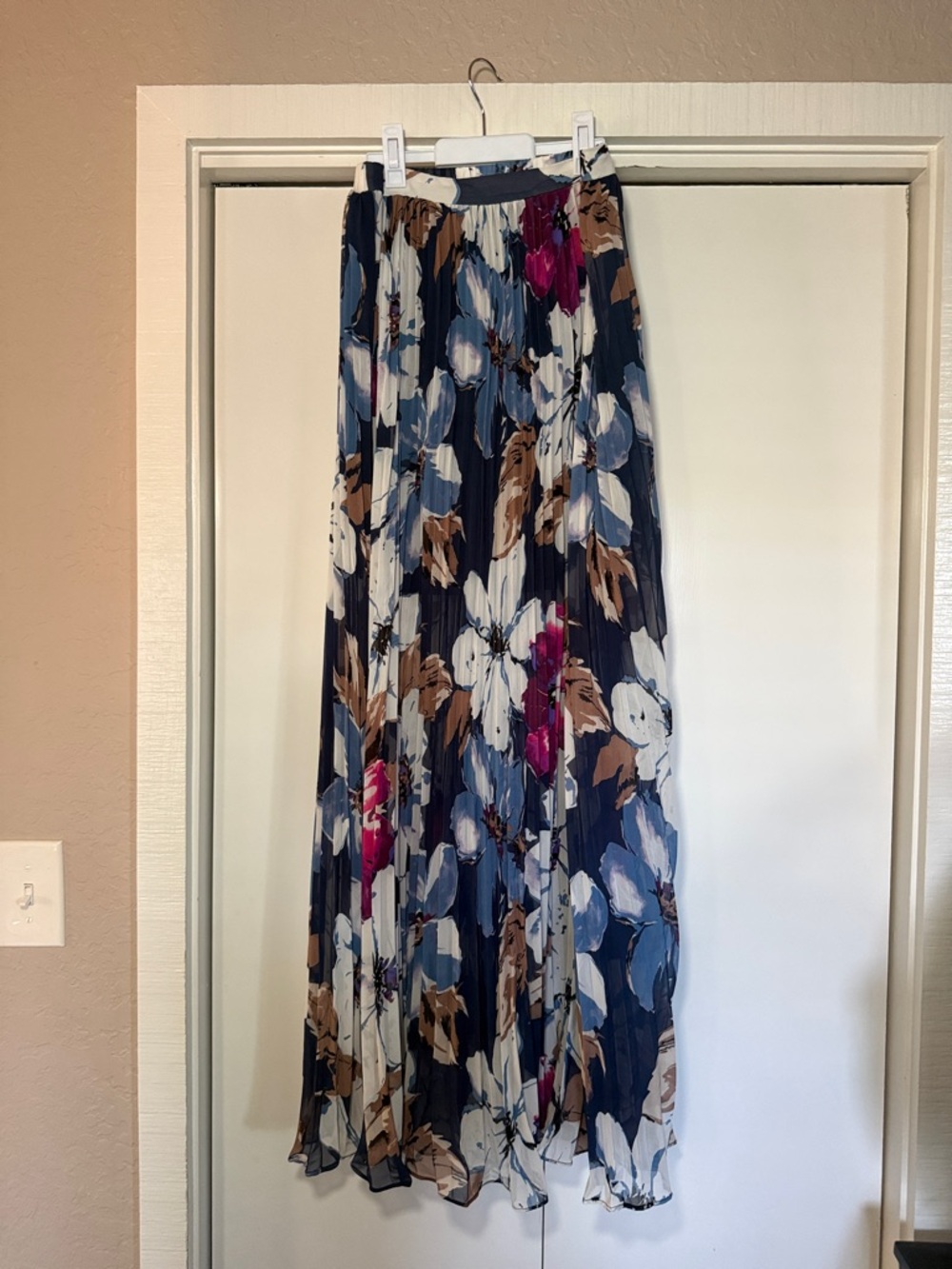 Lulus Floral Pleated Maxi Skirt in Navy and Multicolor MEDIUM